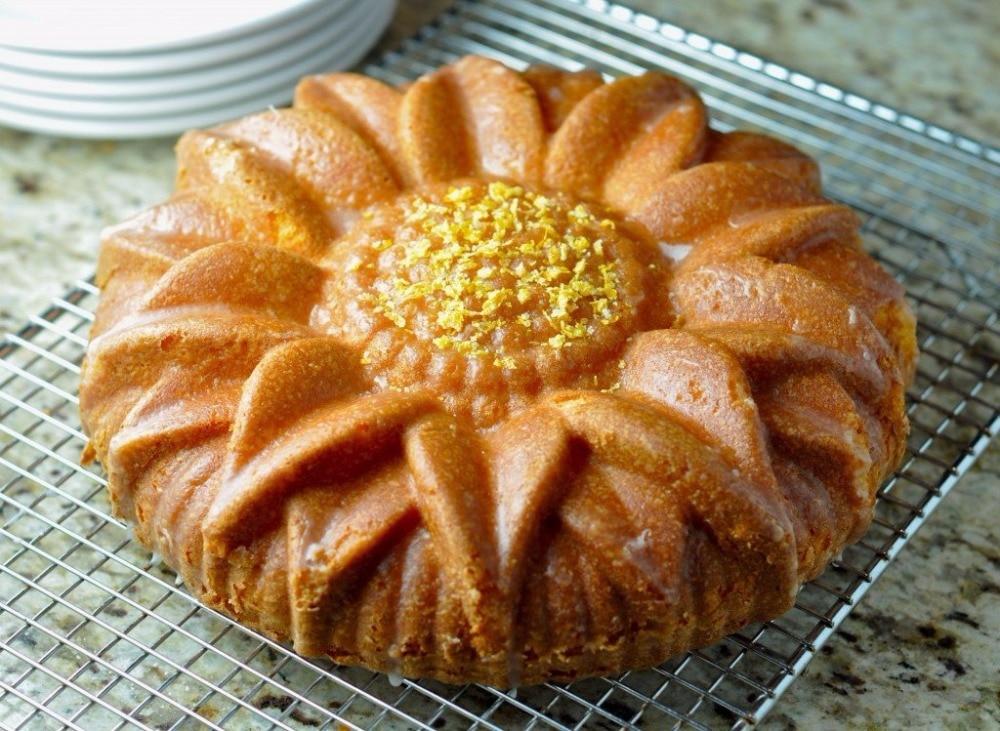 http://kitchengroups.com/cdn/shop/products/cooking-tools-3d-sunflower-silicone-cake-mold-1_1200x1200.jpg?v=1619692285